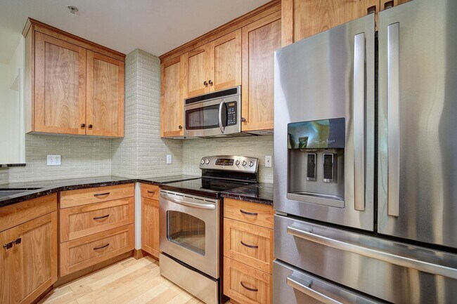 Building Photo - 3Bd/2Ba Issaquah Condo