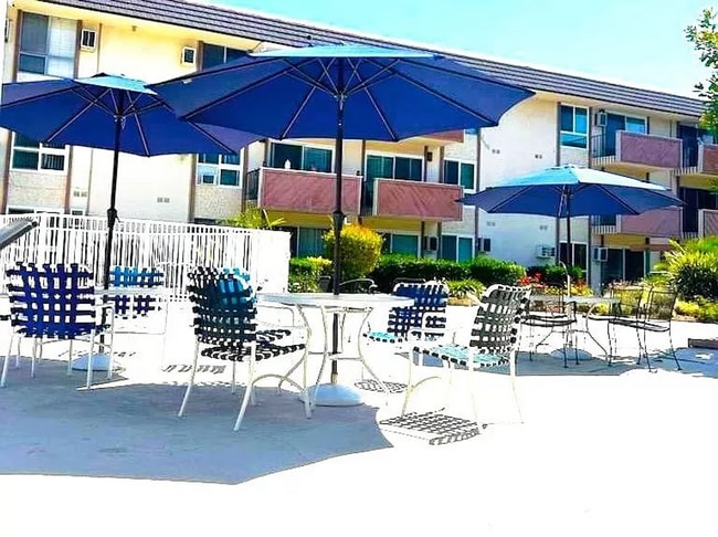 Building Photo - Move-In Ready! Studio Condo! Prime Long Beach Location! 90804