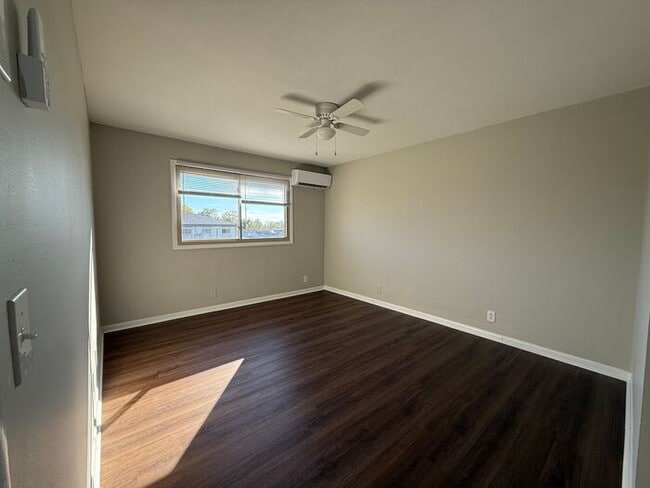 Building Photo - 2 Bedroom Unit was recently renovated. Live walking distance from the downtown square or steps fr...