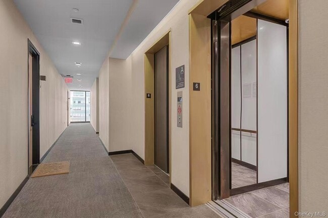 Building Photo - 5 Ct Square W