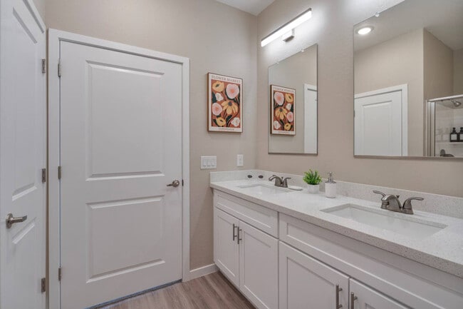 Building Photo - 16601 N Parkview Pl