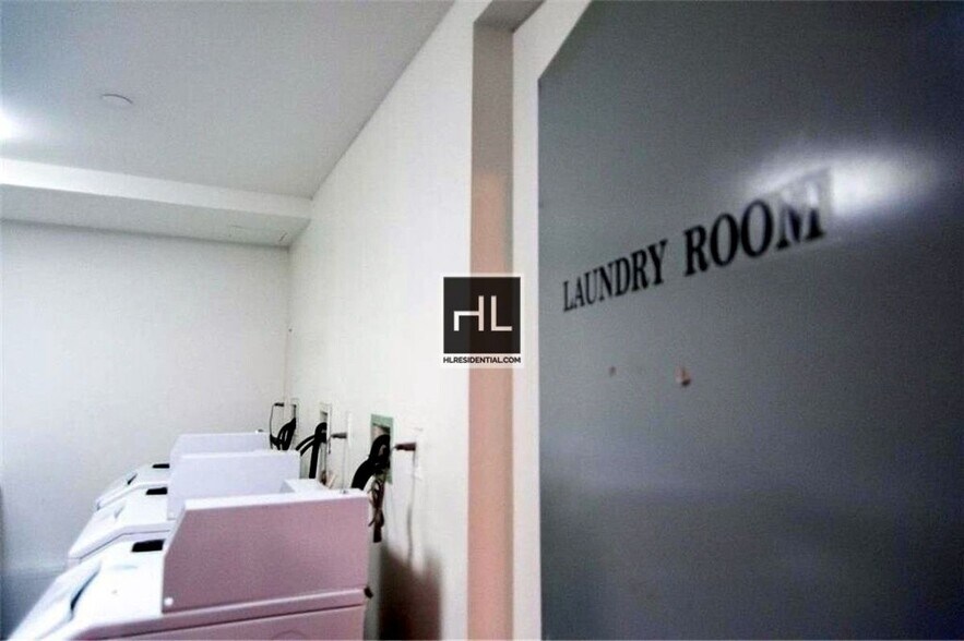 Building Photo - Metropolitan Ave