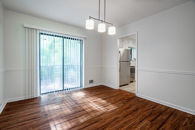 Building Photo - Stunningly renovated 4 bedroom 3 bathroom ...