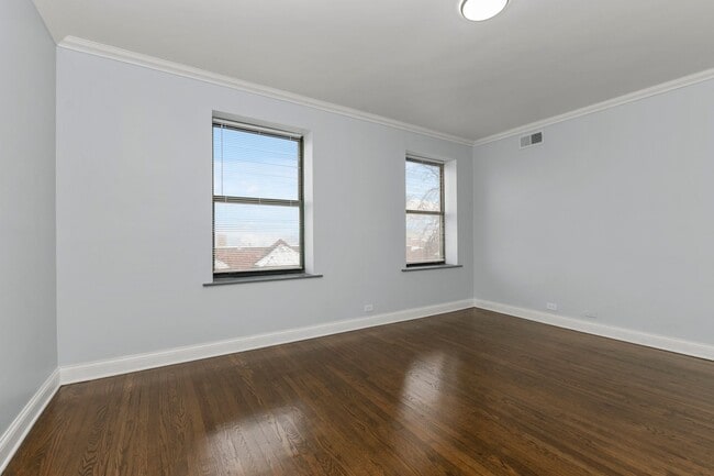 Building Photo - Two Bedroom in South Shore Available Now!