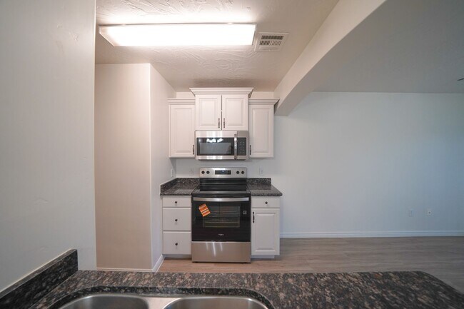 Building Photo - Remodeled 3 Bed / 2.5 Bath Townhome in Great Location