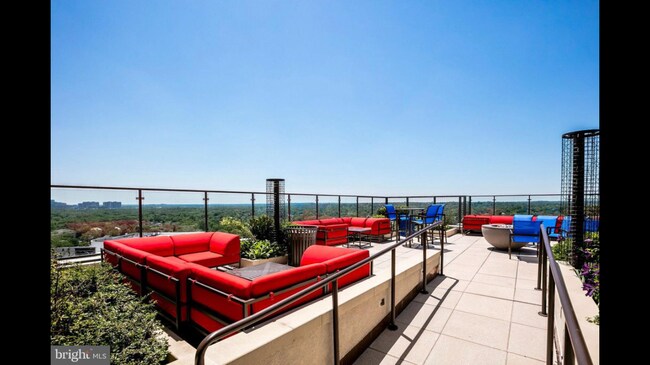 Rooftop amenities - 851 N Glebe Rd
