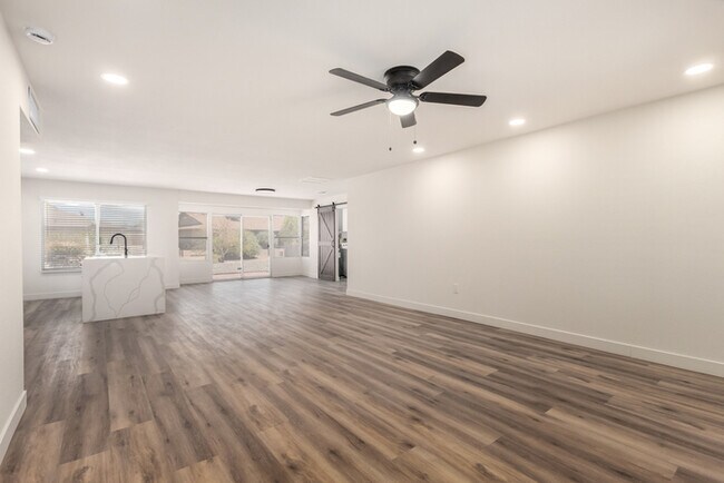 Building Photo - 17615 N Whispering Oaks Dr