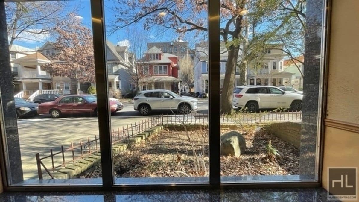 Building Photo - BRIGHT AND  LARGE 2  BEDROOMS RUGBY ROAD/P...