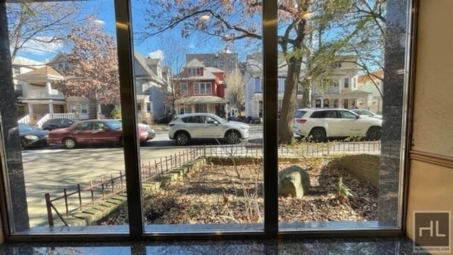 Building Photo - BRIGHT AND  LARGE 2  BEDROOMS RUGBY ROAD/P...