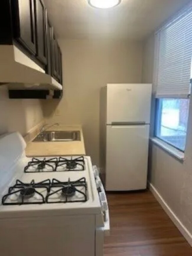 Building Photo - 321 Ella St