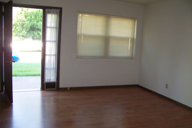 Building Photo - 111 Pin Oak Dr