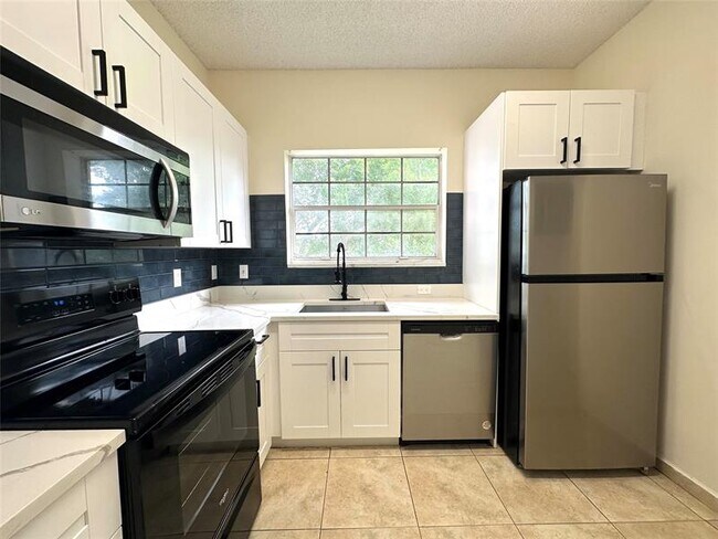 Building Photo - 641 Cypress Lake Blvd