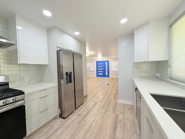 Building Photo - AVAILBLE NOW !! 2 Bedroom 2 Bathroom Apart...