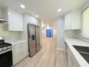 Building Photo - COMING SOON!! 2 Bedroom 2 Bathroom Apartment in Palm Springs!