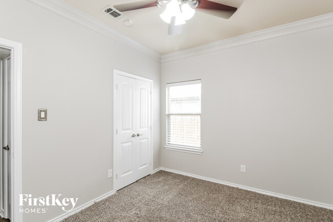 Building Photo - 621 Bareback Ln