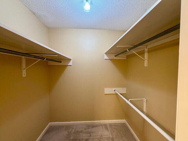 Building Photo - Fabulous Home Near Alice Drive!