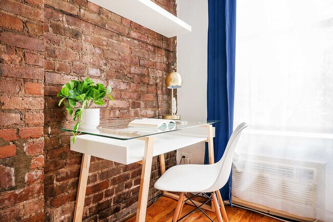 Building Photo - 240 E 26th St