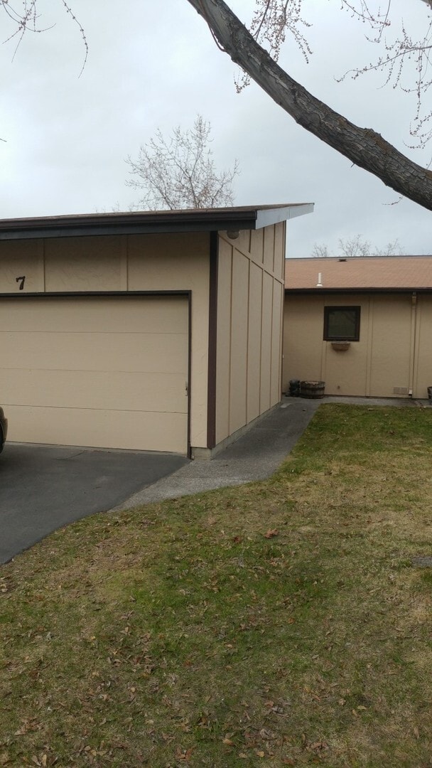 Building Photo - Maplewood Condo with Fireplace in the Farv...