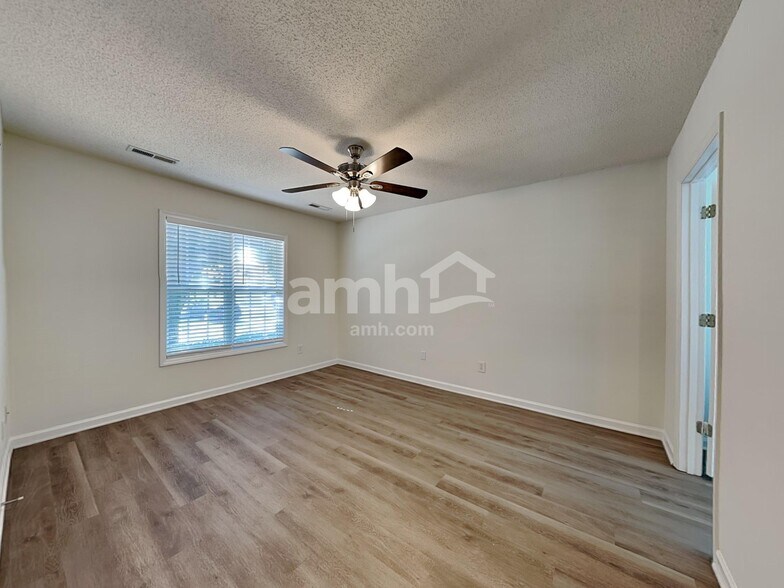 Building Photo - 5765 Regent Village Dr