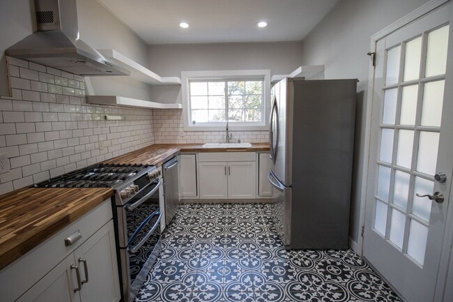 Building Photo - 3 Bedroom, 2.5 Bathroom in Shandon - The F...
