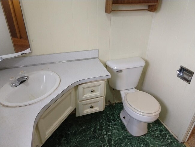 Building Photo - 112 E Cherry St