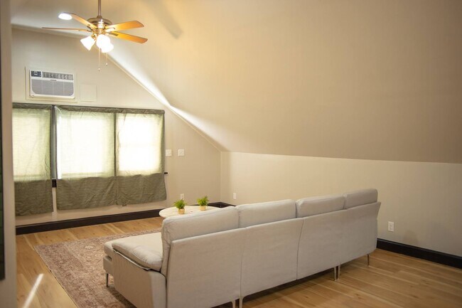 Building Photo - 4174 Cass St