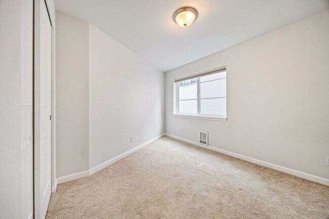 Building Photo - Location, Location!! 2-bedroom Condo in Ma...