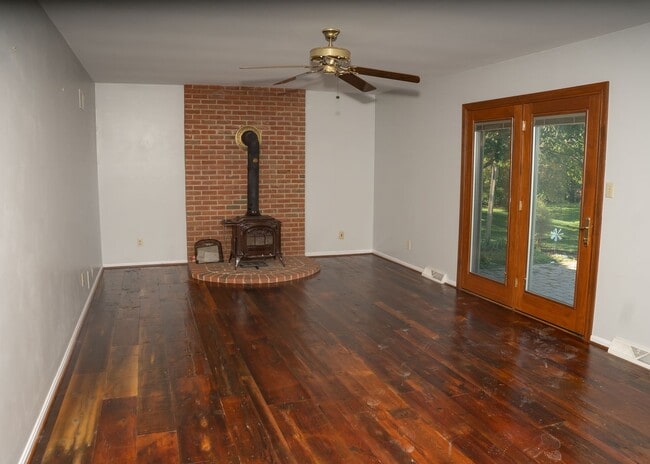 Building Photo - 922 Pinetree Way