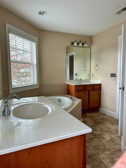 Master Bathroom - 7637 Weathered Oak Way