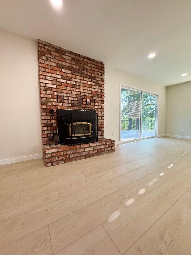 Building Photo - Live in West Redding!!