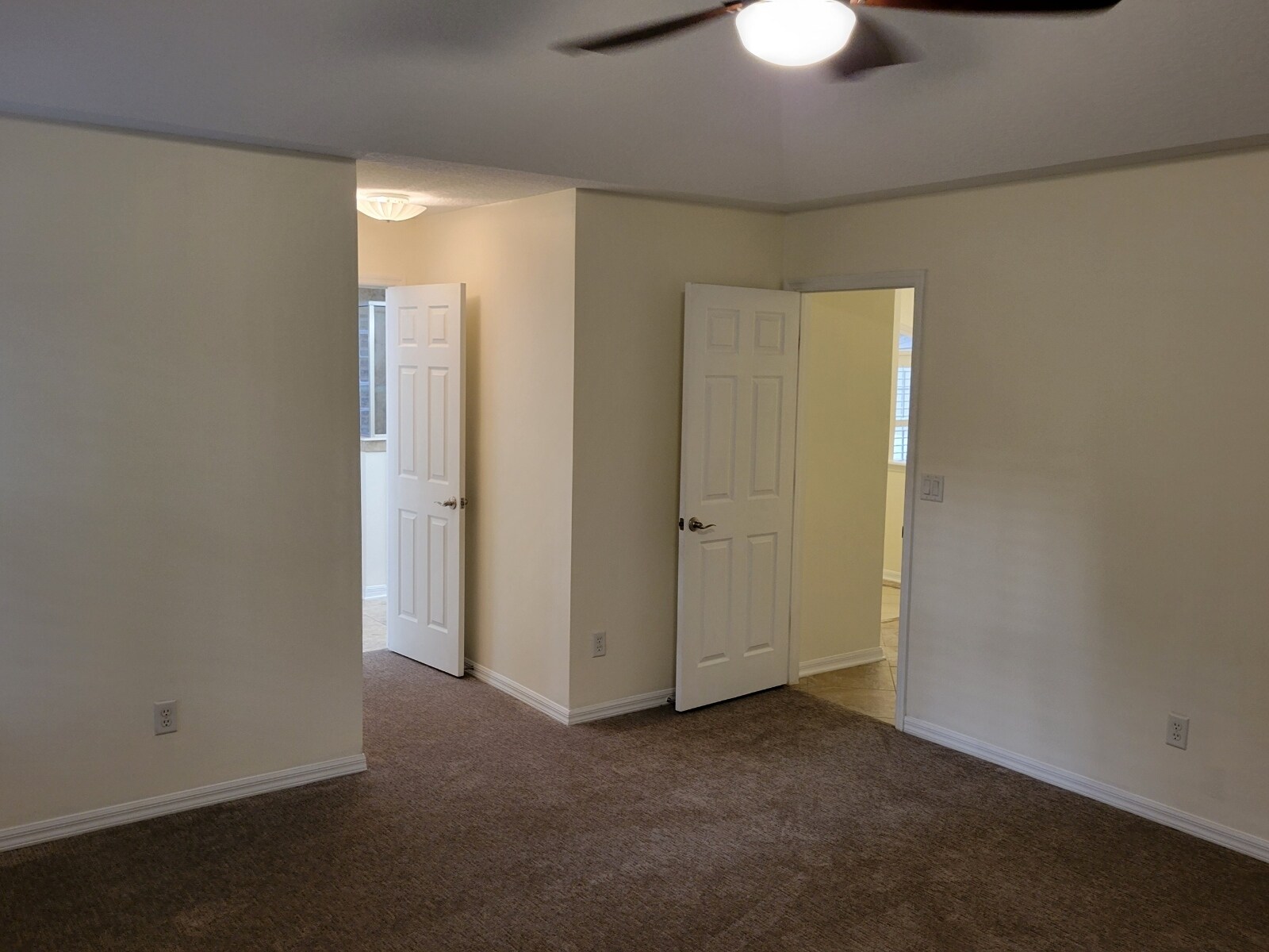 Master bedroom, bath entrance - 4538 Palmetto Cove Ln