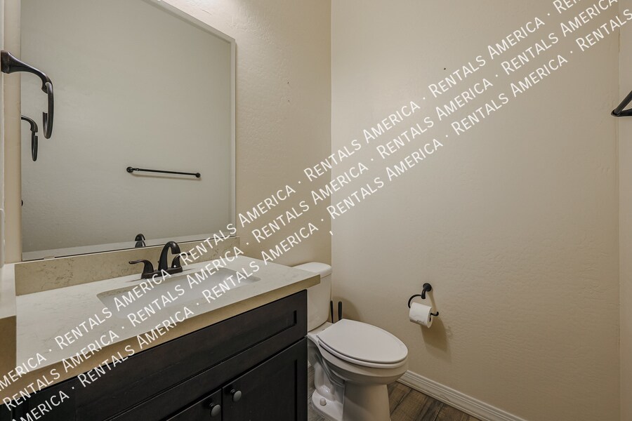 Building Photo - 2322 W Sierra Vista Dr