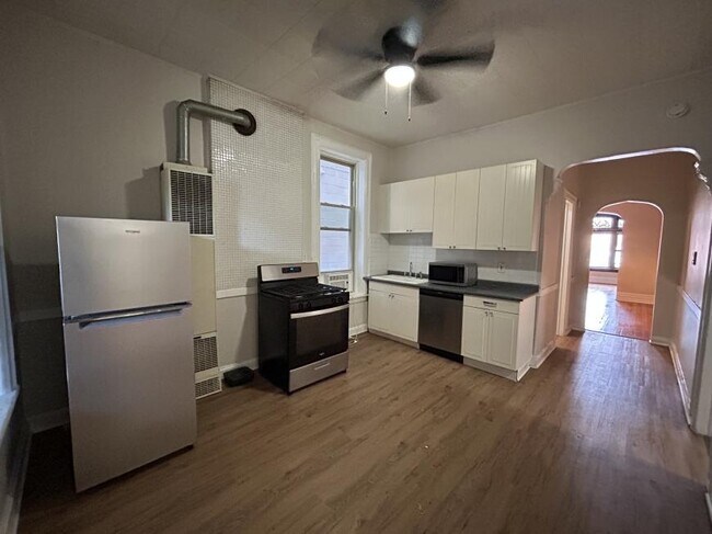 Building Photo - 3 bedroom in Chicago IL 60622