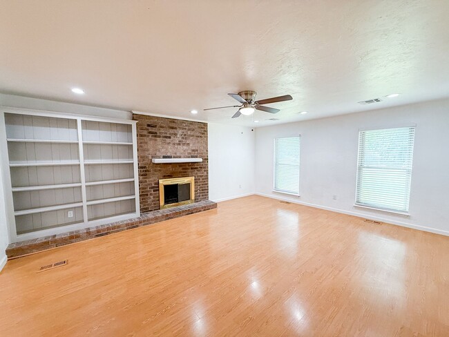 Building Photo - Beautifully Updated 4 Bedroom 2 Bathroom i...