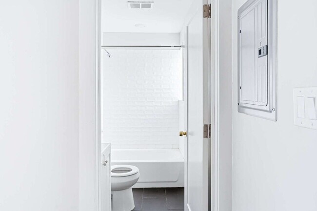 Building Photo - Studio Apartment for Rent- Prime West Philadelphia Location!
