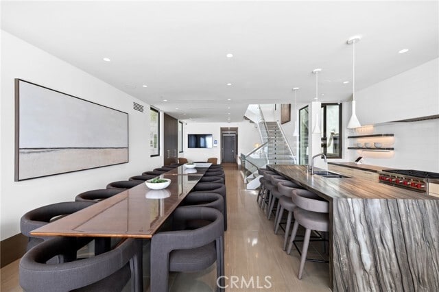 Building Photo - 716 The Strand