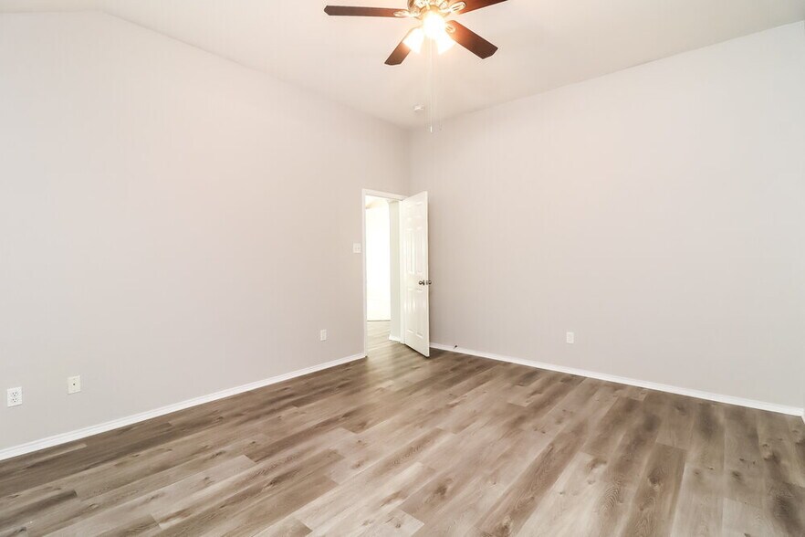 Building Photo - 4600 Summer Oaks Ln