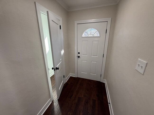 Building Photo - Newly Renovated 3 Bed, 1 Bath House w/ Bonus Room!