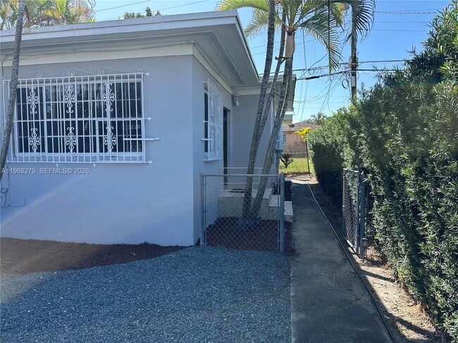 Building Photo - 3630 SW 26th St