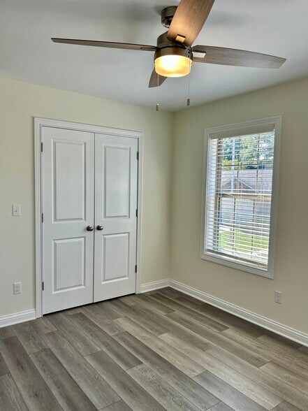 Building Photo - 208 Fairway Ln