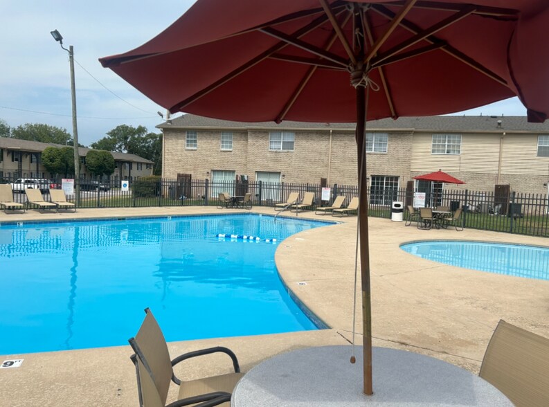 Building Photo - 300 Berkley Dr