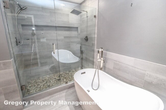 Building Photo - 11342 NE 67th St