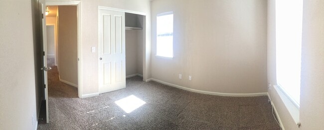 Building Photo - Lots of Great Light in this End Townhome