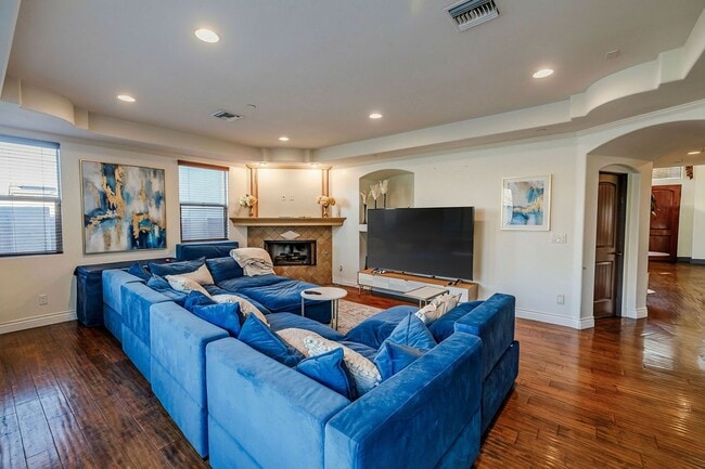 Building Photo - 2403 Alvord Ln