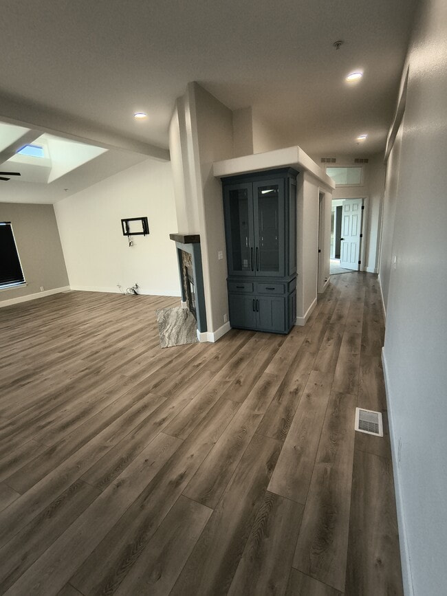 Building Photo - 2828 La Cresta Rd