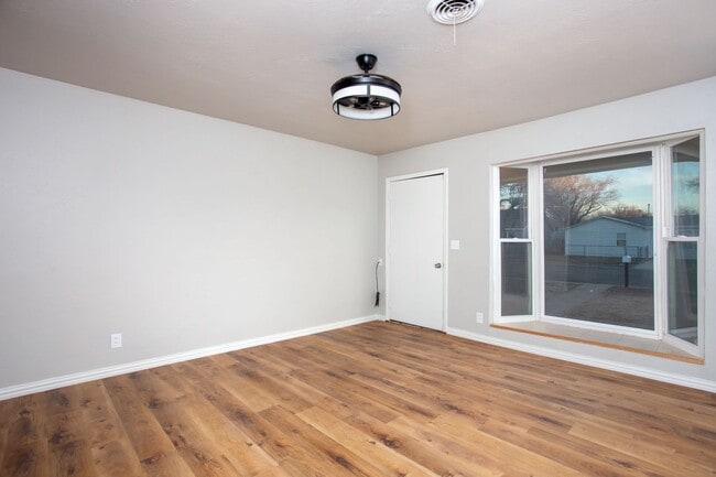 Building Photo - Fully updated Sunrise Home