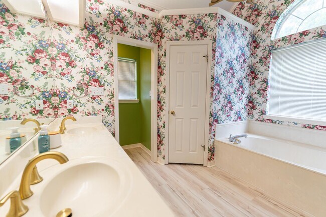 Building Photo - Beautiful 4 bed/2 bath home in Lakewood Su...