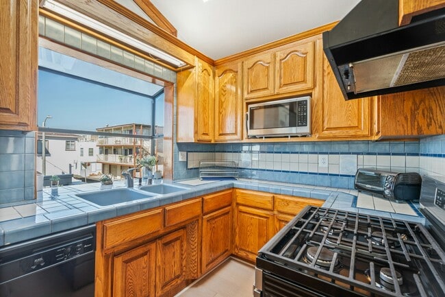 Building Photo - 208 Marine Ave