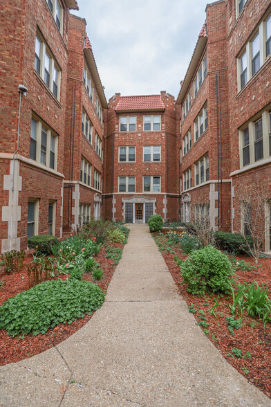 Building Photo - 7714 N Sheridan Rd