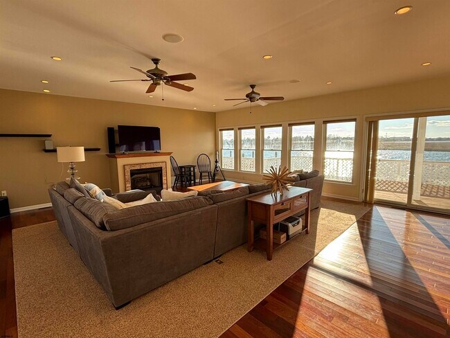 Building Photo - 802 N Harvard Ave